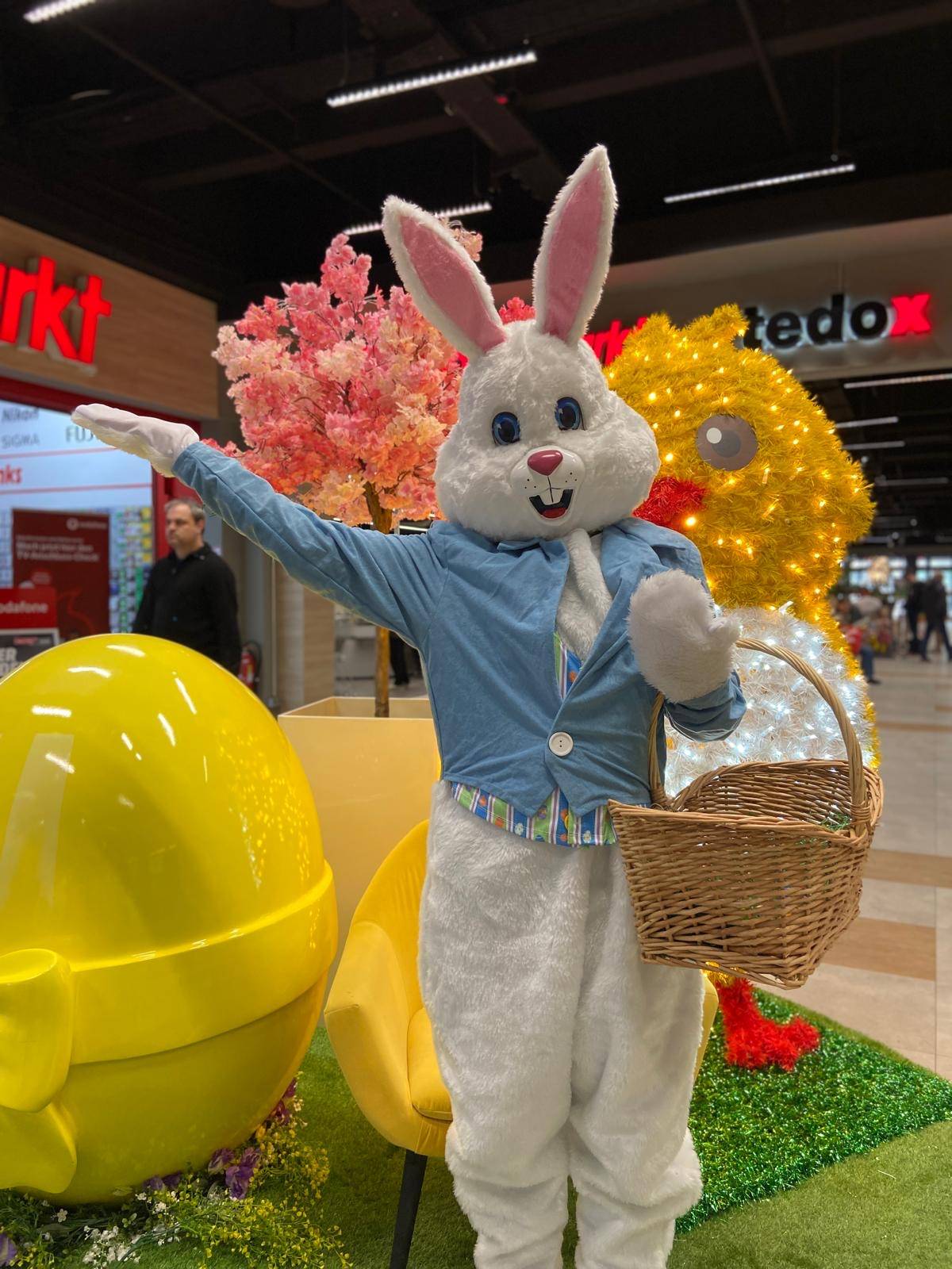 Osterhase-Darsteller im Walk-Act-Kostüm bei einem Familienevent